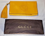 ACESSÓRIOS - GUCCI - Clutch Gucci - original - Couro amarelo; Ferragens douradas; Compartimento único com dois bolsos internos, sendo um aberto e um fechado por cursor;Fechamento por aba com boto magnético.