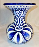 FAIANÇA - Lido vaso floreira azul e branca. Alt. aprox. 20 cm.