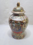 Lindo potiche em porcelana oriental com pintura de gueixas. Medindo 10cm x 24cm de altura, tampa restaurada.