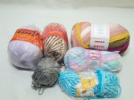 Lote de 6 rolos de linha de crochê e tricot coloridas.