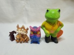 Lote de 4 enfeites na forma de animais em porcelana e madeira. Medindo o maior 19cm de altura.