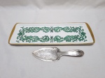 Lote de travessa retangular em porcelana Real e espátula de bolo em prata 90. Medindo 37,5cm x 13,5cm.