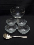 Lote de bowl de servir com 4 cumbucas de sobremesa em vidro e colher de servir em prata 90. Medindo o maior 19,5cm x 18cm de altura.