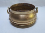 Lindo cachepot bojudo com 2 alças em latão dourado. Medindo 16,5cm x 10,5cm de altura.