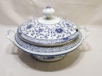 Sopeira redonda com 2 alças e tampa em porcelana com pintura azul e branca.  Medindo 23cm x 11cm de altura. Com restauro na tampa.