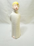 Linda escultura de anjo em porcelana Weiss. Medindo 37cm de altura, com pequenas perdas no esmalte e a asa restaurada.