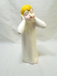 Linda escultura de anjo em porcelana Weiss. Medindo 36,5cm de altura, com pequenas perdas no esmalte e a asa restaurada.