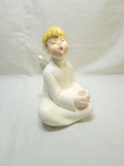 Linda escultura de anjo em porcelana Weiss. Medindo 27,5cm de altura, com perdas no esmalte.