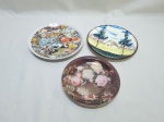 Lote de 3 pratos decorativos em porcelana e cerâmica. Medindo o maior 19cm de diâmetro.