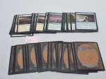 Lote de aproximadamente 50 cartas sortidas do jogo Magic.