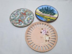 Lote de 3 pratos decorativos em porcelana e cerâmica. Medindo o maior 18,5cm de diâmetro.