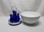 Lote de galheteiro em vidro azul cobalto com suporte em aço inox e bowl em porcelana branca.  Medindo 24,5cm x 13cm de altura.