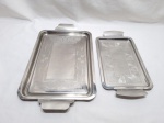 Lote de 2 bandejas retangulares em aço inox. Medindo a maior 35cm x 24cm x 41,5cm alça a alça.