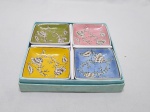 Jogo de 4 petisqueiras quadradas em porcelana colorida. Medindo 8,5cm x 8,5cm