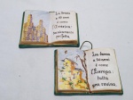 Lote de 2 placas decorativa na forma de livro, descrevendo idades da mulher em italiano, em cerâmica. Medindo 14cm x 10,5cm, um deles com restauro.