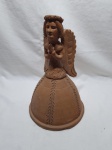 Linda escultura de anjo em terracota. Medindo 34cm de altura. Peça restaurada.