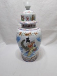 Lindo potiche bojudo em porcelana oriental com pintura de gueixa. Medindo 15cm de bojo x 25cm de altura.