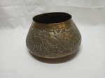 Cachepot, vaso floreira em metal dourado. Medindo 16,5cm x 15cm de altura.