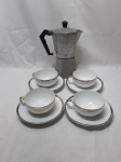 Lote de cafeteira italiana com 4 xícaras de chá em porcelana Renner Mon Chéri. Medindo a xícara 10cm x 5cm de altura, cafeteira 21cm de altura.