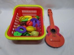 Lote de cesta com diversos brinquedos em plástico duro. plástico Medindo a cesta 27cm x 22cm x 10cm de altura.