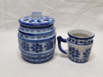 Potiche e caneca em porcelana Monte Sião azul e branca. Medindo o potiche 10cm x 12cm de altura.