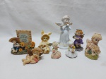 Lote de 8 miniaturas, enfeites, bibelots em resina e porcelana. Medindo o maior em porcelana 12,5cm de altura.