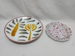 Lote de 2 pratos decorativos em porcelana. Medindo o maior 27cm de diâmetro.