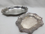 Lote de 2 travessas, sendo uma oval em aço inox e uma oval em prata 90. Medindo 35cm x 23cm x 4cm de altura.