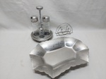 Lote de travessa oval em aço inox, porta guardanapo em metal e galheteiro com 5 peças. Medindo a travessa 31,5cm x 23cm x 4cm de altura.