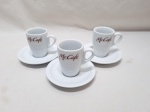 Jogo de 3 xícaras de café em porcelana branca, gravado "Mc Café". Medindo 5cm x 7cm de altura.