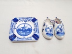 Lote de cinzeiro e par de tamancos holandês em porcelana holandesa Blue Delft. Medindo o cinzeiro 12,5cm x 12,5cm x 3cm de altura.