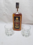 Lote de Whisky Wall Street e 2 copos de whisky em vidro moldado. Medindo o copo 8cm x 9cm de altura.