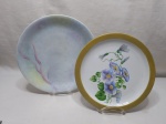 Lote de 2 pratos decorativos em porcelana pintada à mão. Medindo o maior 27cm de diâmetro.