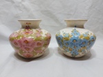 Par de vasos floreiras bojudas em porcelana floral. Medindo 14cm de bojo x 14cm de altura.