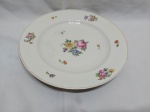 Prato de bolo em porcelana Tcheca floral com friso ouro. Medindo 30cm de diâmetro.