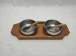 Bandeja em madeira com 2 bowls em aço inox e 2 espátulas em aço com pega em madeira. Medindo 30cm x 12cm.