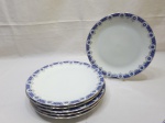 Jogo de 6 pratos de mesa em porcelana Renner Medaillon friso azul com prata. Medindo 25cm de diâmetro, sendo um deles com pequeno bicado como demonstra foto.