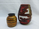 Lote de 2 vasos floreira em cerâmica pintada. Medindo o maior 16,5cm de altura.