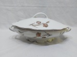 Linda sopeira, legumeira em porcelana MZ (Moritz Zdekauer) - Czechoslovakia, floral com friso ouro. Medindo 26cm x 17cm x 8cm de altura.