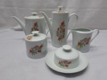 Jogo de servir chá, café com 5 peças em porcelana SRS floral. Composto de 2 bules, leiteira, açucareiro e manteigueira. Leve bicado no bule de café.