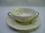 Xícara de consume em porcelana Edelstein Bavaria alemã, floral com friso ouro. Medindo 12cm x 5cm de altura.