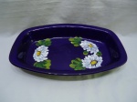 Linda travessa oval em cerâmica vitrificada azul cobalto com flores brancas. Medindo 44cm x 29cm x 6,5cm de altura. Leve bicado.