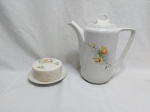 Bule e manteigueira em porcelana Rami floral com friso ouro. Medindo o bule 19,5cm de altura.