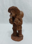 Escultura em terracota de andarilho com saco e cachimbo. Medindo 19,5cm de altura.