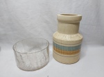 Lote composto de vaso floreira em cerâmica e cachepot bowl em vidro craquelado. Medindo o vaso 12cm x 25cm de altura.