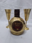 Garrafa lacrada do licor Mozart com 2 taças em metal dourado. Medindo a taça 6cm x 16,5cm de altura.