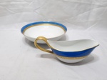 Jogo de travessa redonda funda e molheira em porcelana Steatita barra azul com ouro. Medindo a travessa 23cm x 6cm de altura.