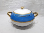 Sopeira redonda com 2 alças e tampa em porcelana Steatita barra azul com ouro. Medindo 17,5cm de boca x 12cm de altura.