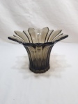 Cachepot, vaso floreira em vidro fume moldado. Medindo 23cm x 17cm de altura.