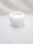 Lindo cachepot em vidro milk glass trabalhado com relevos. Medindo 9,5cm x 11cm de altura.